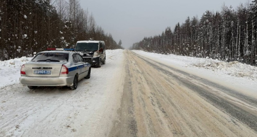 В Коми на трассе "Сыктывкар-Ухта-Печора-Усинск-Нарьян-Мар" легковой автомобиль опрокинулся в кювет