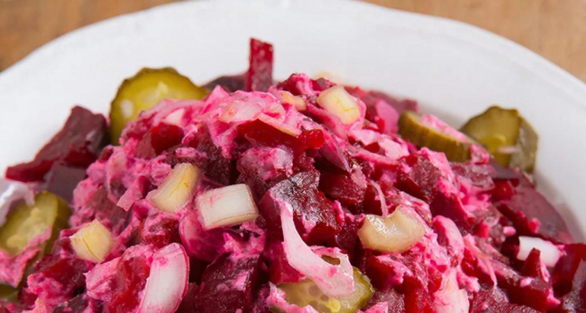 Всего 4 ингредиента и 15 минут работы – и готов салат, который на застольях съедается без остатка