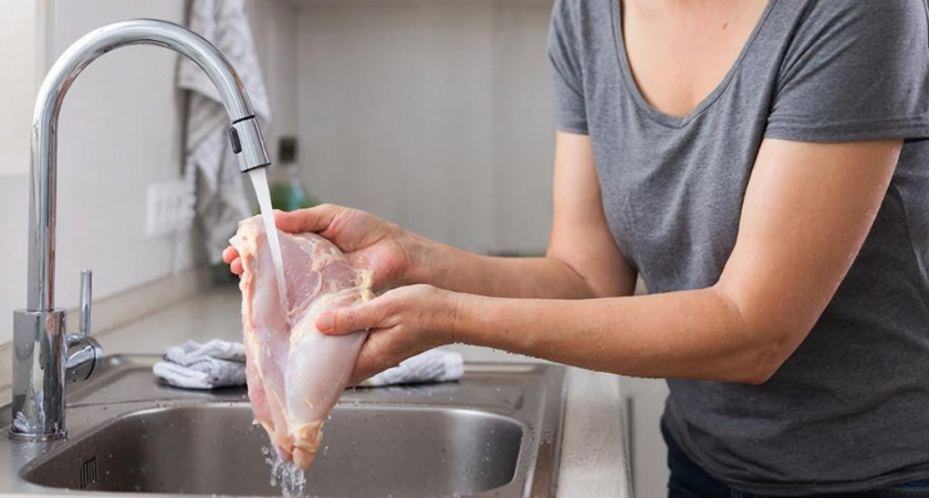 Почему нельзя мыть мясо и курицу после покупки: эту ошибку совершают даже опытные кулинары