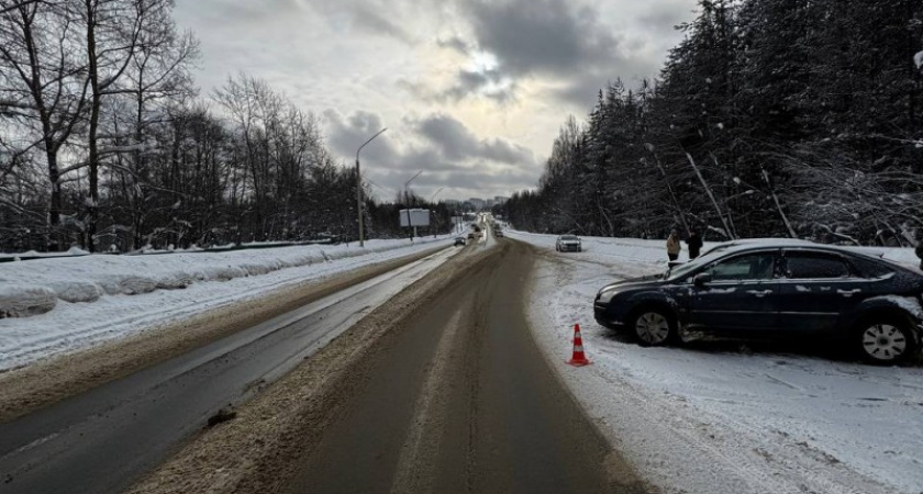 В Коми девушка-водитель иномарки выехала на встречку и столкнулась с Lada Granta