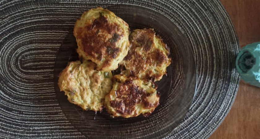 Взбиваем капусту с луком и яйцом - и через 20 минут сочные постные котлеты готовы: выходит вкуснее мясных