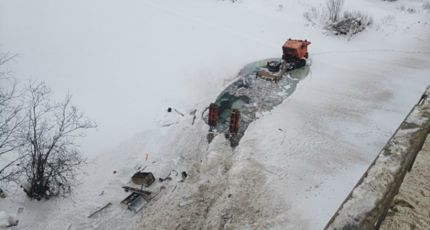 Водитель "КамАЗа" с 30-летним стажем попал в аварию и съехал в реку под Ухтой