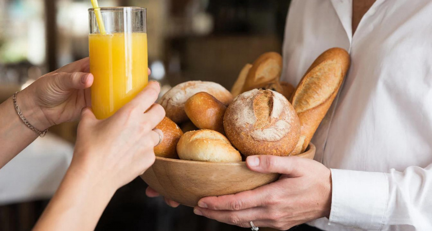 Для чего в ресторанах первым делом приносят хлеб - это не просто так