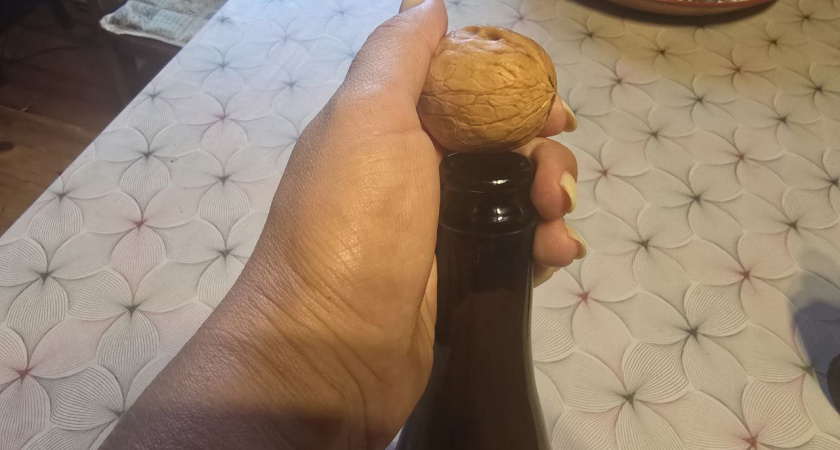 Грецкие орехи больше не чищу - использую бутылку: легко как щелкать семечки - ядра целые, никаких пыли крошек и осколков