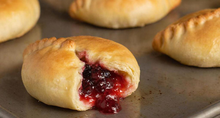 Почему при выпечке тесто трескается, а начинка вытекает и пригорает— вот 3 причины, берите на заметку