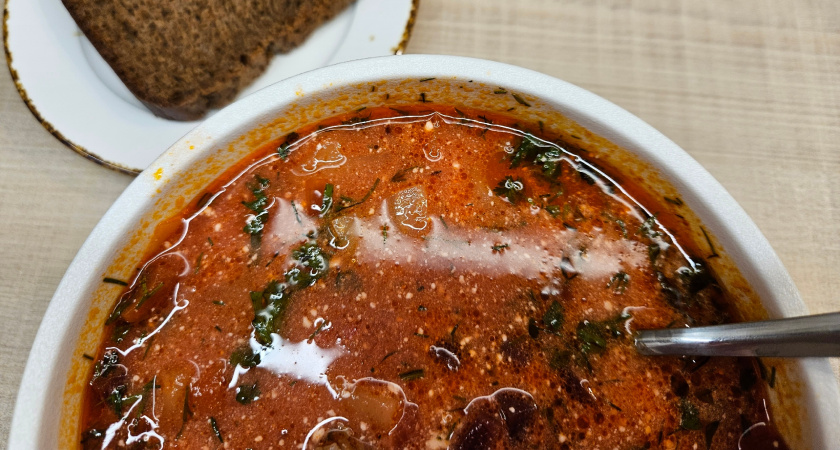 Такой борщ можно варить с любым мясом, хоть с говядиной, хоть с уткой: получится всё равно идеально – бабушкин рецепт супа