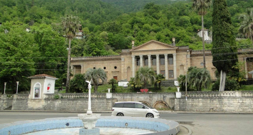 «Злые люди, змеи, антисанитария и невкусная еда»: туристы делятся своим разочарованием от визита в Абхазию – честный отзыв