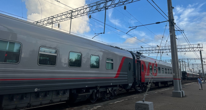 Купил билет в спальный вагон, вдруг заходит пара из плацкартного вагона с просьбой поменяться