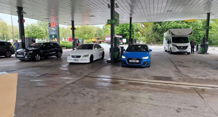 Ездить на бензине больше не в моде: на что пересаживаются те, кто считает деньги в 2026