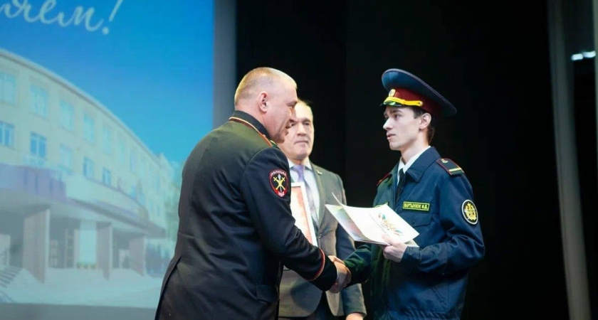 Глава МВД по Коми вручил дипломы выпускникам Ухтинского университета