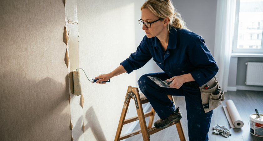 Обои на стыках расходятся и раздражают взгляд: вот как просто устранить щели без переклейки