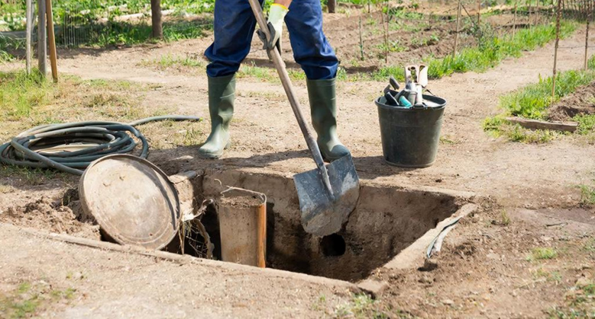 Знакомый инженер подсказал эффективные способы очистки сливной ямы без откачки: каустическая сода больше не нужна