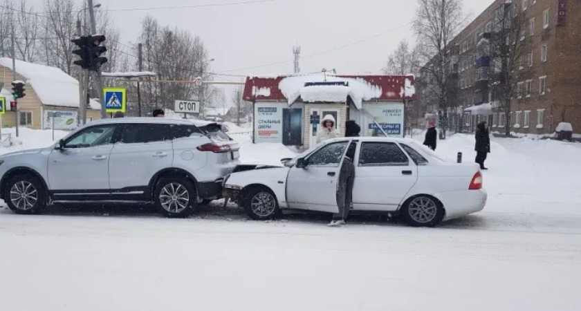 В Коми начинающий водитель на "Ладе" протаранила Geely из-за несоблюдения дистанции
