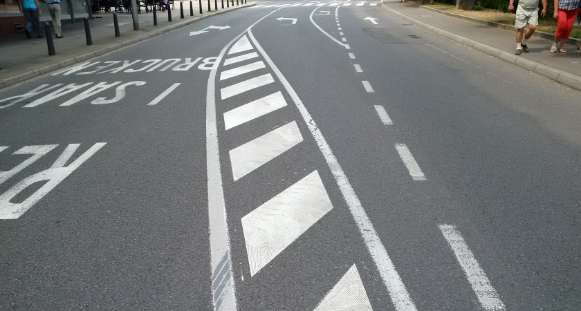 Разметка две сплошные с прерывистой между ними: вот, что означает - рассказал знакомый инспектор ГИБДД 