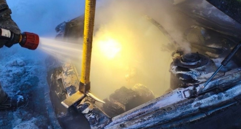 В Коми во дворе жилого дома горела легковушка