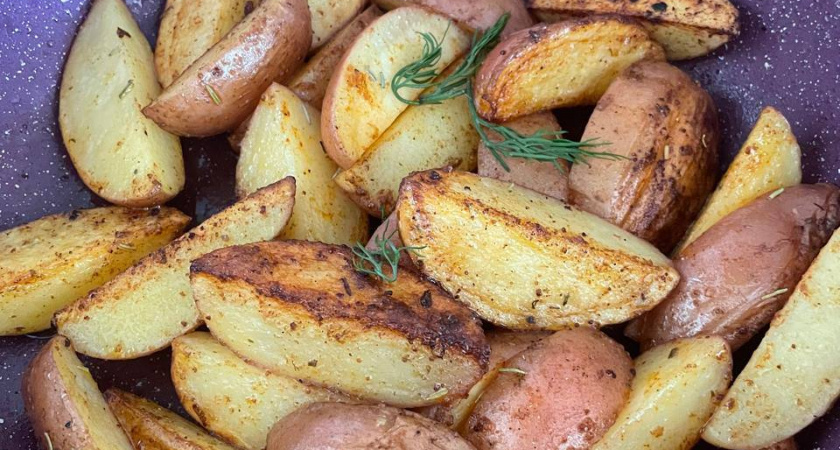 Добавляем один ингредиент — и жареная картошка становится в 1000 раз вкуснее: сливочное масло точно не пригодится