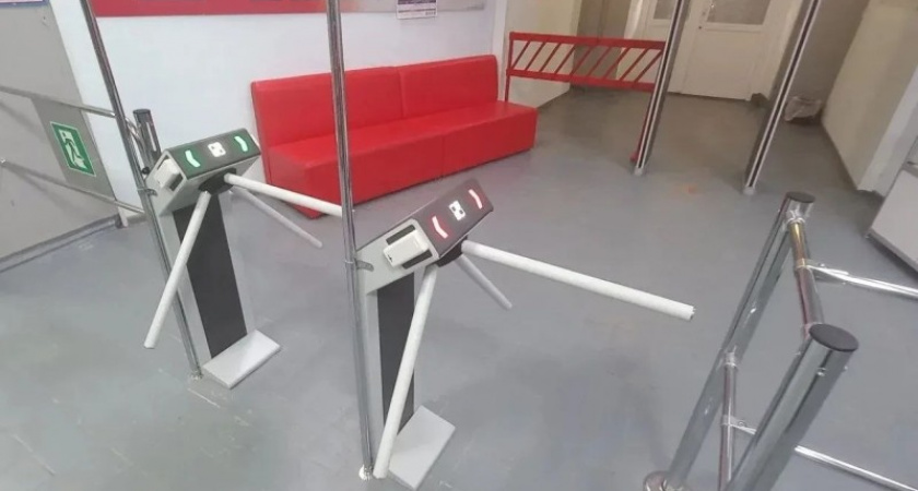 В десяти школах Ухты внедряют электронные системы пропуска и безналичную оплату питания по банковским картам