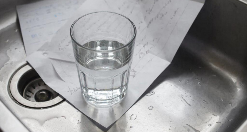 Когда уезжаю из дома, всегда кладу в раковину стакан и лист бумаги - так мне спокойнее