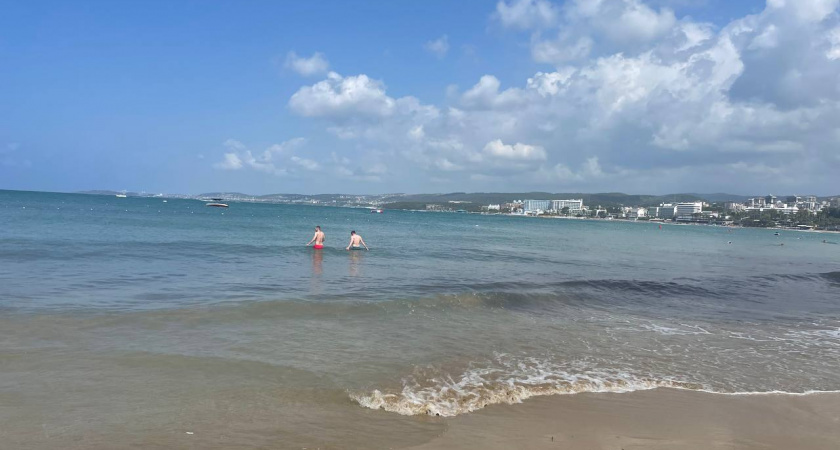 Почему в этом месте Крыма на пляже почти нет людей, хотя и до Феодосии всего 9 км. Остановились - и поняли, объясняю