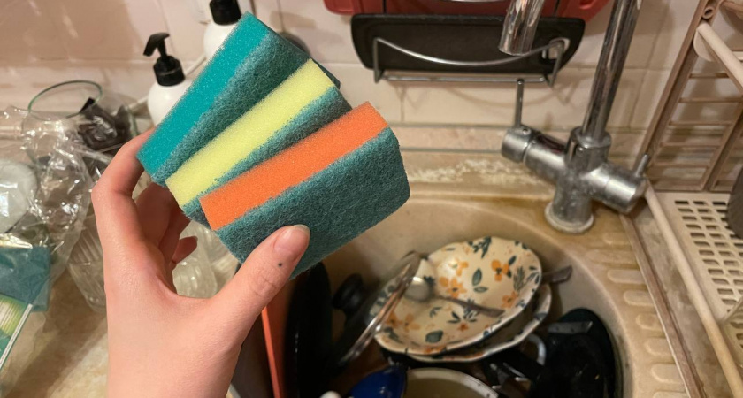 Мыть посуду губкой больше не модно: нашла, чем ее заменить вообще без расходов - странное, но гениальное решение