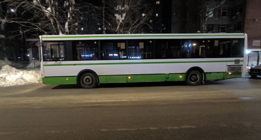 В Коми водитель автобуса переехал пассажира и скрылся