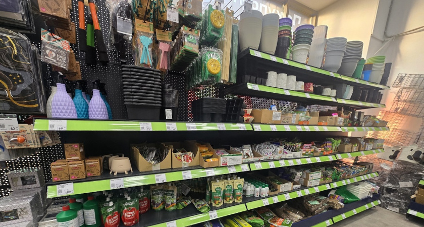 Балкон мечты за копейки: как я обновила кашпо и опоры для цветов в Fix Price