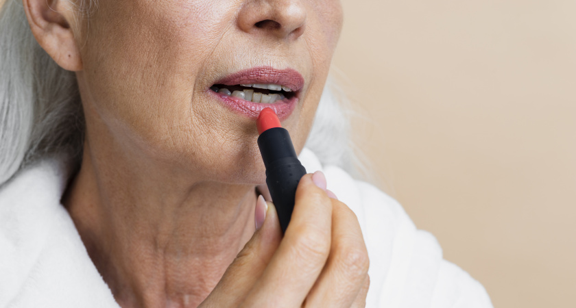 Как правильно наносить помаду после 50 лет, чтобы не подчеркнуть морщины: 4 хитрости визажистов