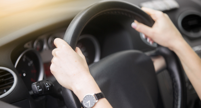 Почему держать руки на руле в позиции на «10 и 2» часа неправильно - и как нужно