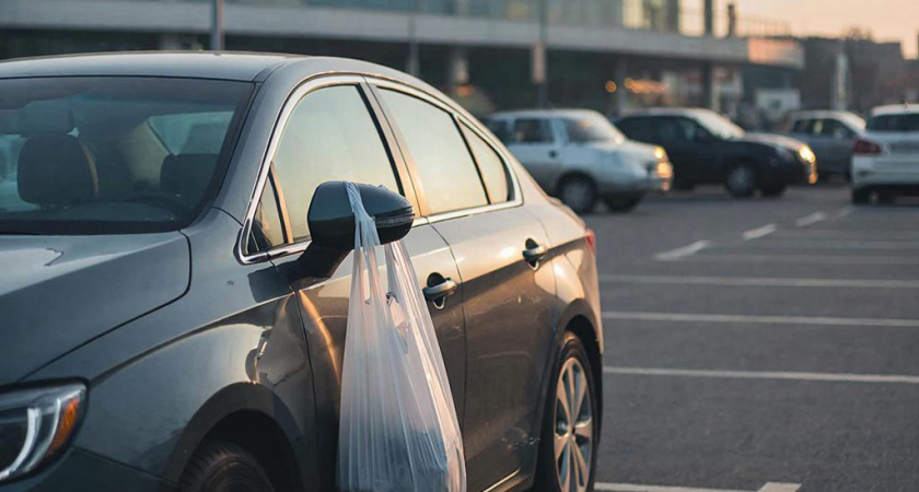 Пакет на зеркале — не мусор, а ловушка: новая схема угона на парковках, о которой молчат в новостях