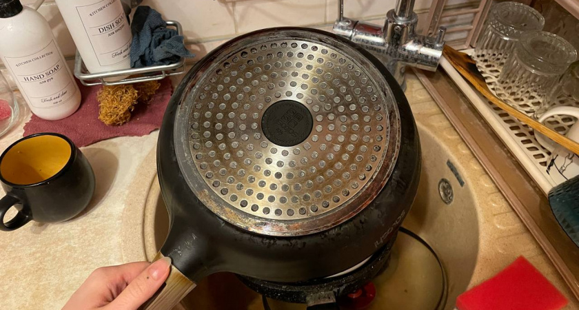 Простой метод «4 таблетки» — и сковорода как новая: древний нагар счищаю пальцем