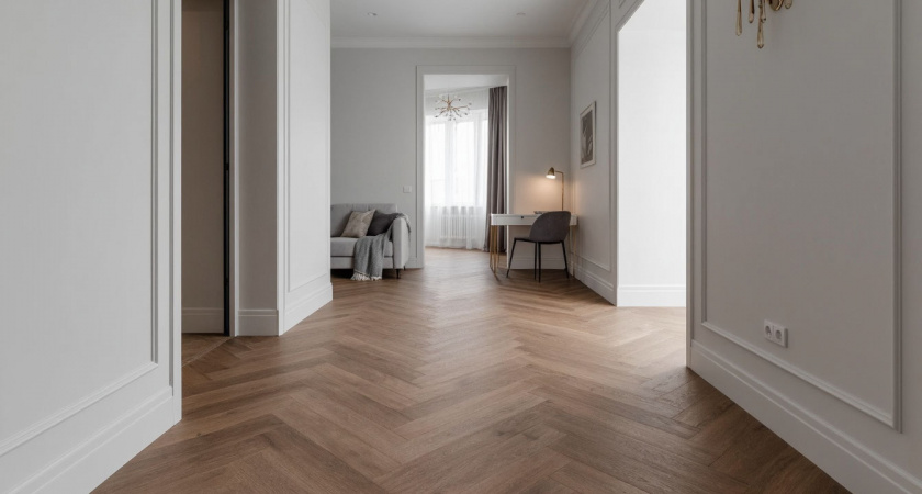 Ламинат «елочкой» больше не в моде: мастера укладывают его по-новому — пол визуально увеличивает комнату