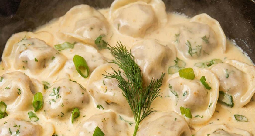 Пельмени не варю и не жарю - готовлю их "по-столичному". Даже магазинные пельмени будут вкуснее ресторанных