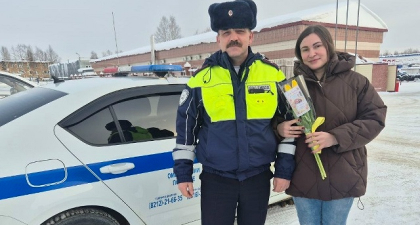 Сотрудники ГАИ Ухты с букетами навестили жён командированных коллег