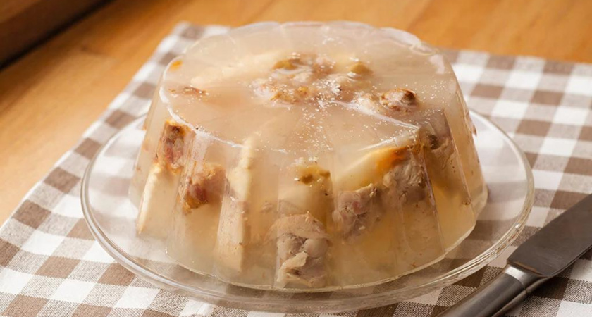 Этот холодец такой бюджетный, что его можно готовить тазами и не разориться – но получается очень вкусно: вот рецепт