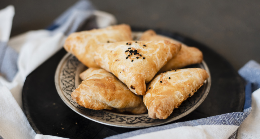 Постные пирожки "без хлопот": слоистые, с характерной кислинкой. Холодными они еще вкуснее - хочется печь снова и снова