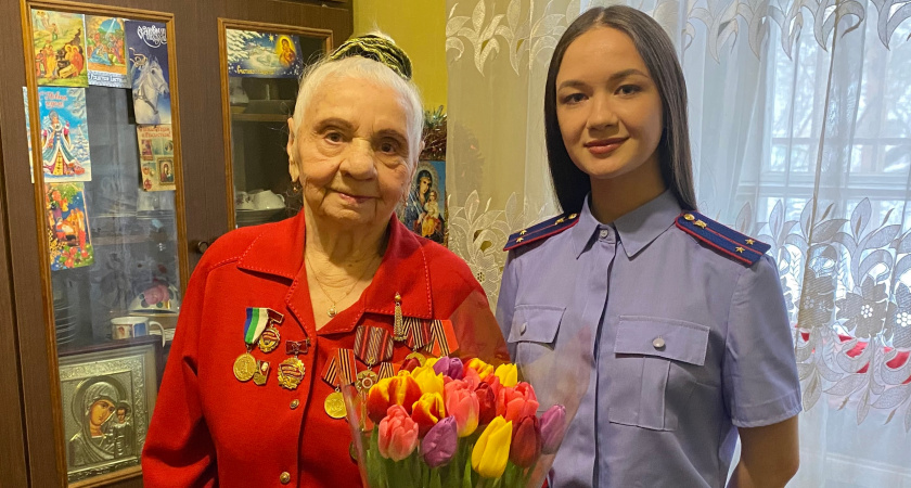 Труженицу тыла из Ухты поздравили с Международным женским днем