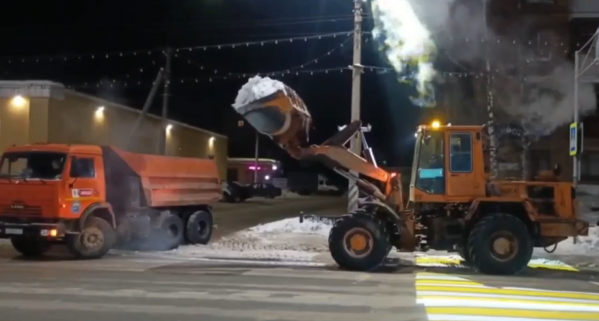 С улиц Ухты за ночь вывезли 300 кубометров снега