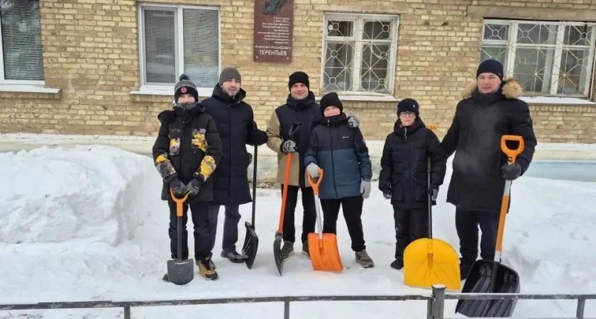 Школьники Ухты расчистили снег у памятников героям войны