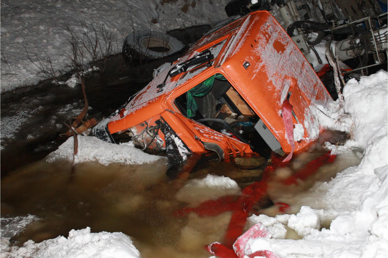 Одна из версий смертельного ДТП с КамАЗом в Усинске – снежный накат