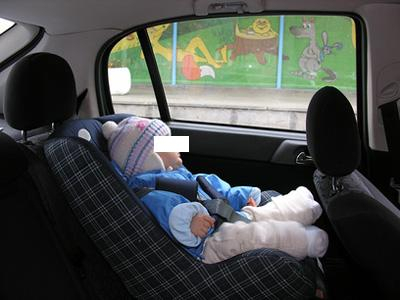 В Ухте годовалый ребенок оказался в заблокированной машине