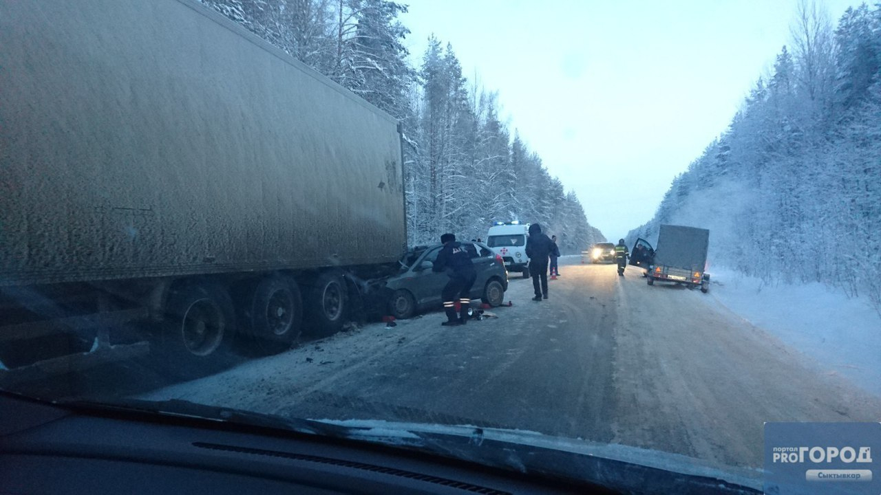 В Коми пожилой водитель иномарки "догнал" фуру