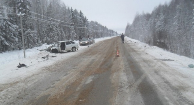 ДТП В Коми: "Жигули" разметало по дороге