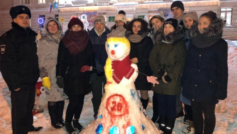 В столице Коми поставили "снеговиков безопасности"