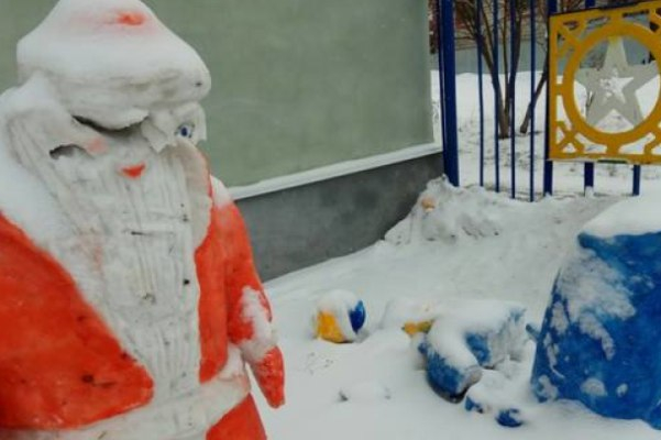 Жители Коми от скуки разрушают снежные городки