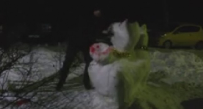 В Ухте молодой человек объявил войну снеговикам