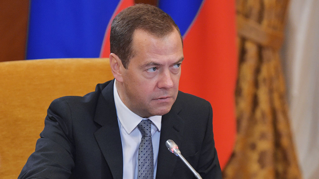 Медведев запретил выбрасывать окурки из окон машин и поездов