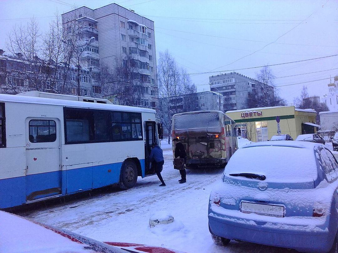 В Коми столкнулись два автобуса с пассажирами