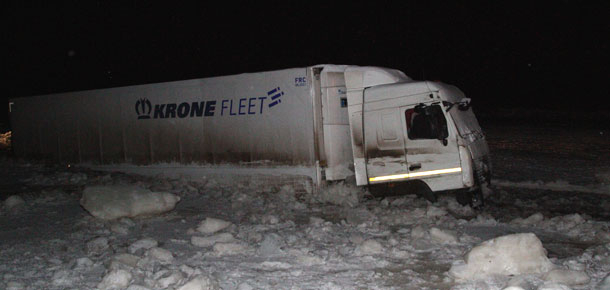 Появилось видео, как в Коми грузовик провалился под лед