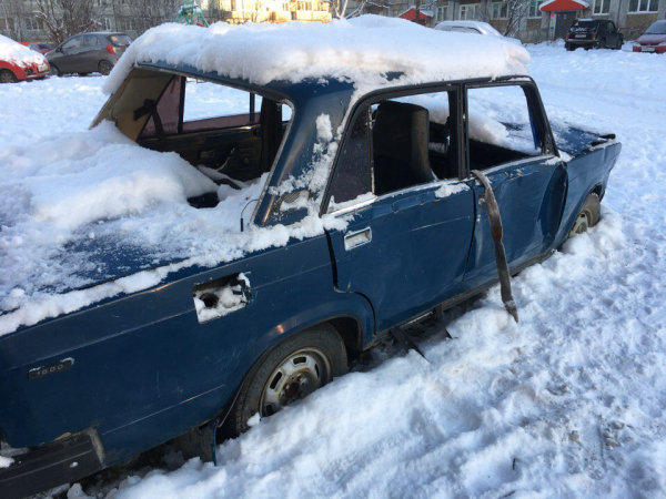 В Коми люди просят убрать от дома разбитую машину, в которой играют дети