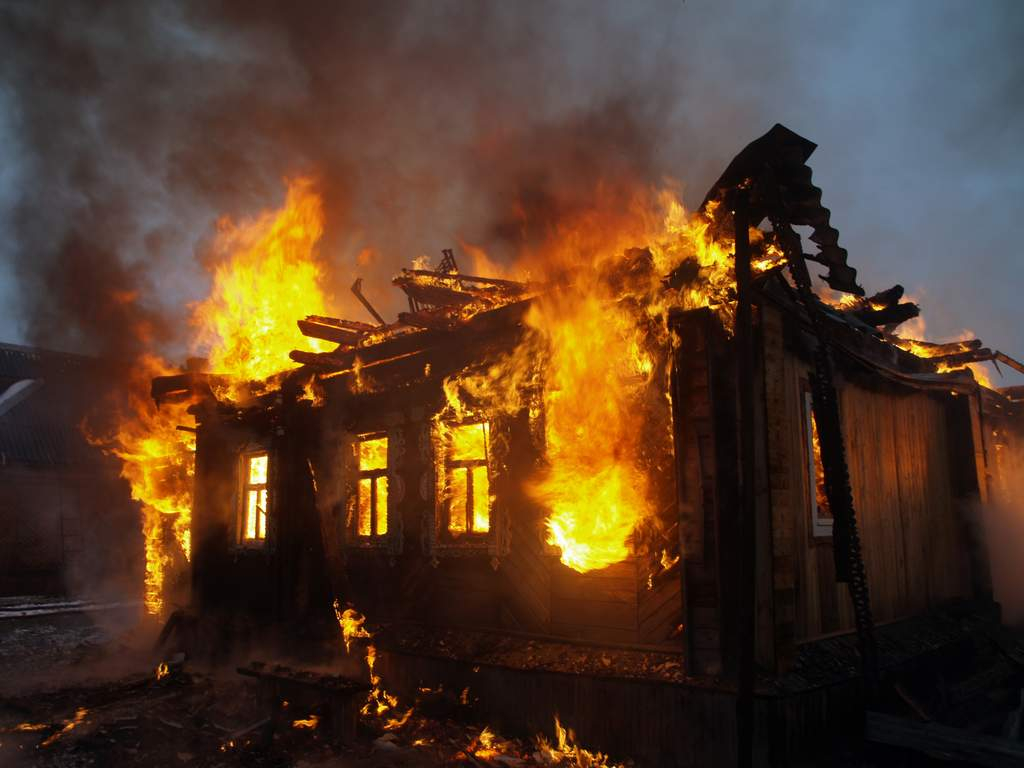 В Коми на пожаре погибли мужчина и ребенок